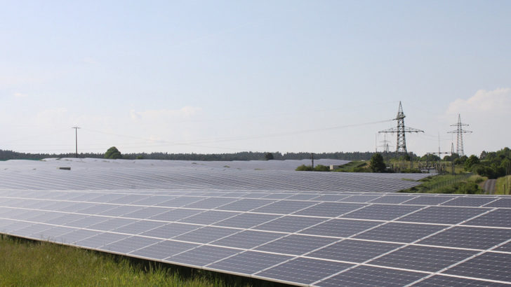 Mainz lässt Solarprojekte auf Grünland bedingt für die bundesweiten Ausschreibungen zu.