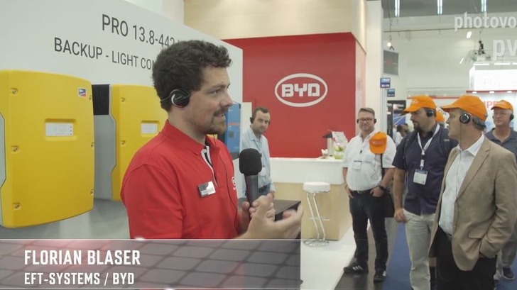 Florian Blaser von EFT-Systems erklärt die Speicherbox von BYD. - © Vorsatz.Media
 Florian Blaser von EFT-Systems erklärt die Speicherbox von BYD.