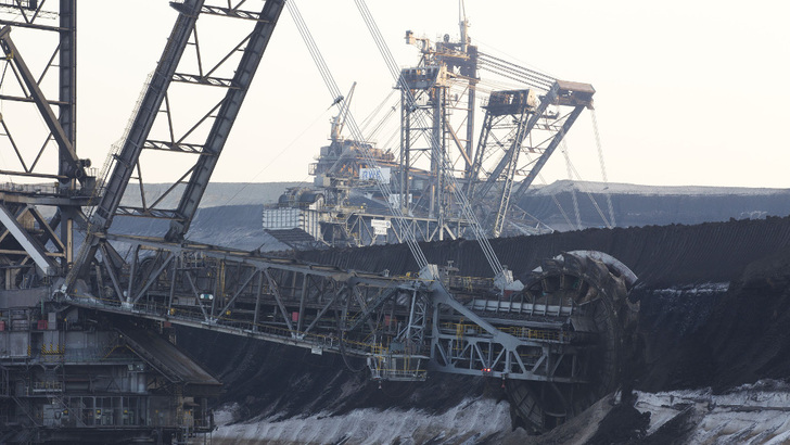 Das Baggern hat auch in Garzweiler ein Ende, wenn Greenpeace Energy die Braunkohlesparte von RWE übernimmt und stilllegt. - © RWE
