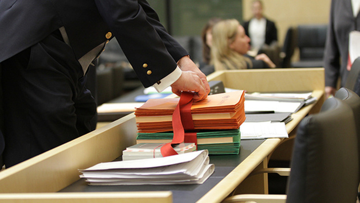 Die Länderkammer hat dem Bundeswirtschaftsministerium ein dickes Paket mit Änderungsforderungen zum Energiesammelgesetz geschickt. - © Deutscher Bundesrat/Frank Bräuer
