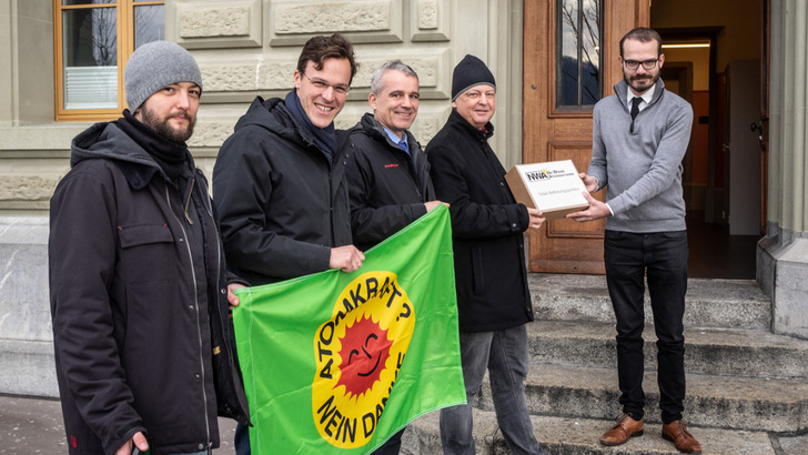 Vor der Bundeskanzlei in Bern: Die Aktivisten von Nie wieder Atomkraft übergeben die von 2.000 Menschen unterschriebene Petition. Untestüzt wird die Aktion von den Nationalräten Beat Jans (SP) und Bastien Girod (Grüne). - © Pascal Staedeli
