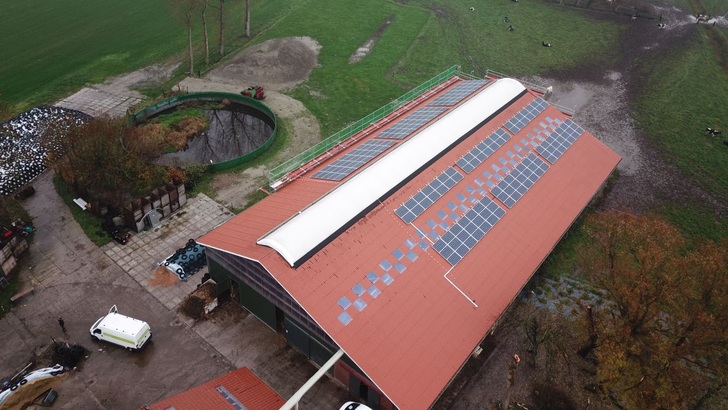Luftbild von der neuen Solaranlage auf dem Ommenhof.
