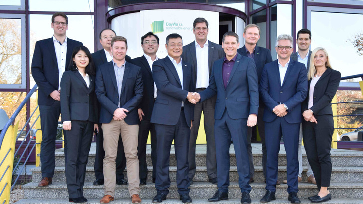 Alles in Sack und Tüten: Frank Jessel, Vertriebschef bei Baywa re, und Jack Zou, Vorstandschef bei Longi, nach der Vertragsunterzeichung.