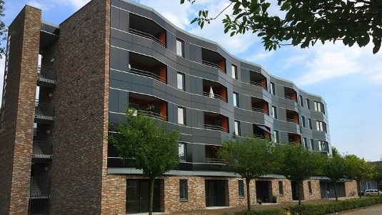 Die Dachfläche reicht nicht aus, um genügend Strom zu produzieren. Wenn es an Mehrgeschosser geht, wird die Fassade gebraucht.