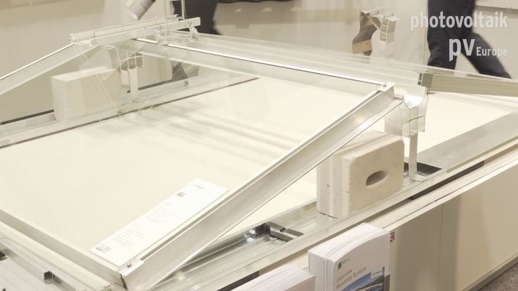 Thomas Pfaff von Baywa r.e. erläutert die zweite Generation des Flachdachsystems. - © Baywa r.e.
 Thomas Pfaff von Baywa r.e. erläutert die zweite Generation des Flachdachsystems.