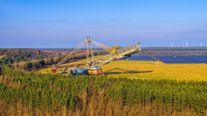 Für Photovoltaik und Wind müssen die Flächenpläne der Reviere geändert werden. - © GettyImages/LianeM
