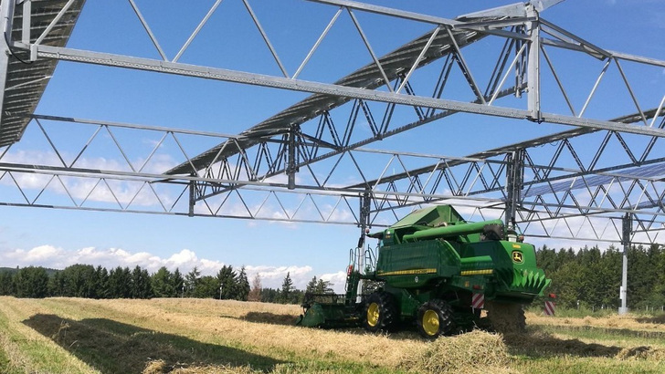 Erst wenn die Mähdrescher mit dem Solarstrom vom Feld des Landwirts fahren, ist die Energiewende in der Landwirtschaft angekommen. - © Fraunhofer ISE/Hofgemeinschaft Heggelbach
 Erst wenn die Mähdrescher mit dem Solarstrom vom Feld des Landwirts fahren, ist die Energiewende in der Landwirtschaft angekommen.