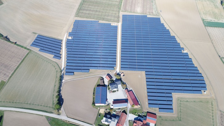 In mehreren Bundesländern sind auch Gebote für Acker- und Grünlandflächen möglich.