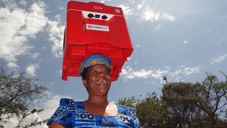 Immer die Balance wahren: Eine Frau aus Tansania trägt den Speicher auf dem Kopf. Das gilt als äußerst rückenschonend.