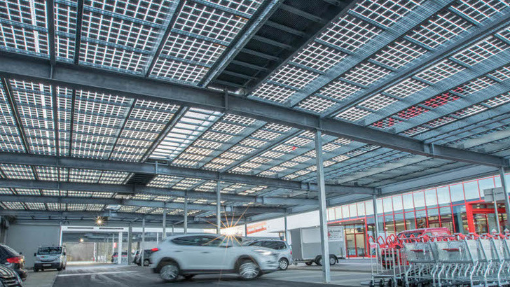 Damit die Säulen für die Dachkonstruktion nicht zu eng stehen müssen, hat Ertex die Module mit einer Länge von bis zu fünf Metern hergestellt. - © Dieter Moor/Ertex Solar
 Damit die Säulen für die Dachkonstruktion nicht zu eng stehen müssen, hat Ertex die Module mit einer Länge von bis zu fünf Metern hergestellt.