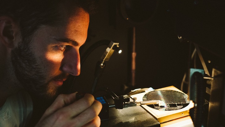 Noch ist es nur ein Laborerfolg, doch Tandemsolarzellen könnten zukünftig neue Wirkungsgradrekorde auch in der Massenfertigung erzielen.