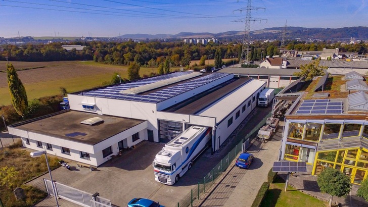 Viva Solar Energietechnik hat für den DTM Rennstall Reinhold Motorsport eine Photovoltaikanlage installiert.