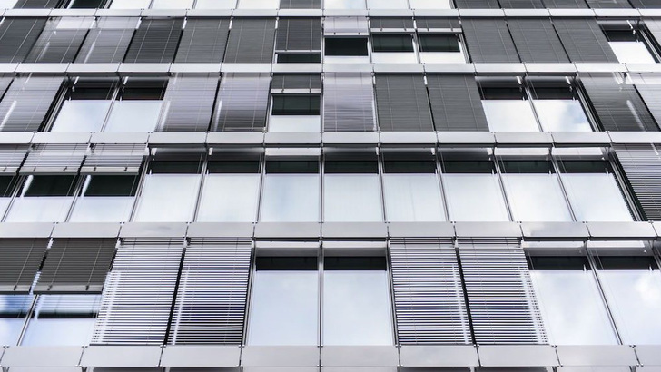 Die Solarjalousien spenden nicht nur SChatten, sondern produzieren auch Strom. - © Solargaps
 Die Solarjalousien spenden nicht nur SChatten, sondern produzieren auch Strom.