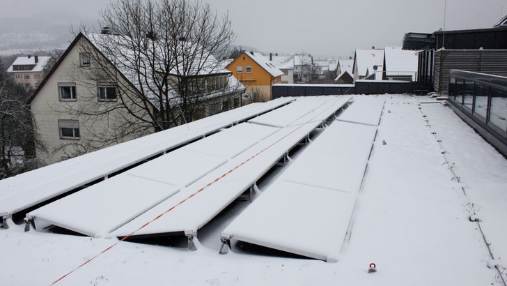 Schnee auf dem Flachdach kann zur Last werden. - © IBC Solar
