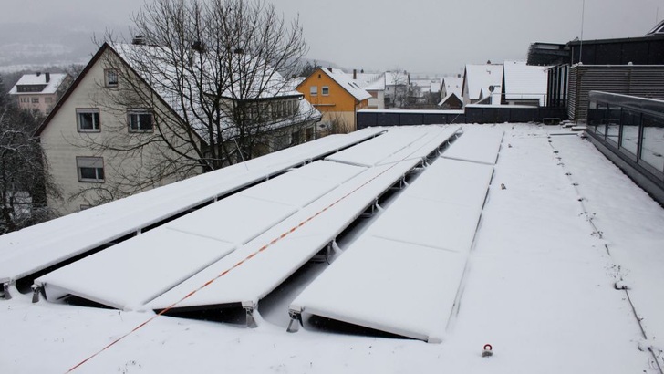 Schnee auf dem Flachdach kann zur Last werden.
