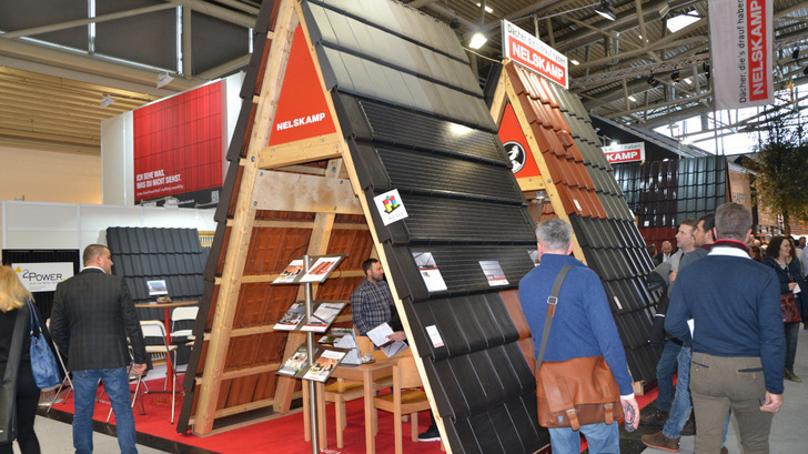 Nicht nur solare Dachziegel können sich die Architekten in München anschauen, sondern auch komplette Lösungen für Solarfassaden.