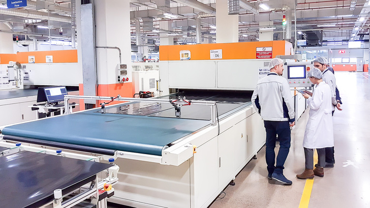 Mitarbeiter des PI Berlin überprüfen den laminierungsprozess von PV-Modulen.