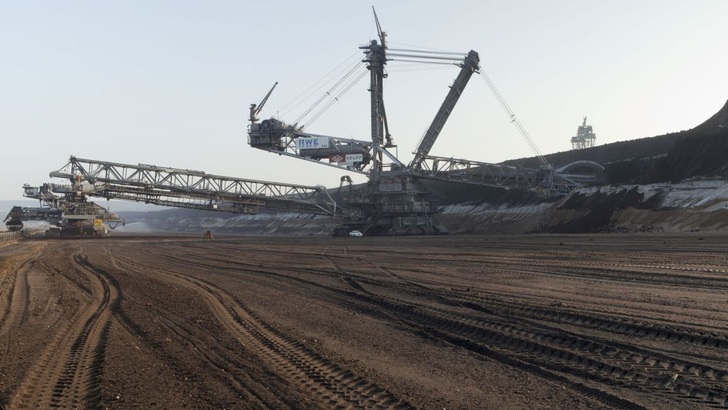 Wüste in NRW: der Tagebau Garzweiler. - © RWE
