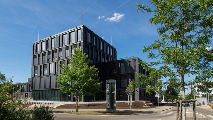 Als gelungenes Beispiel für moderne energiebewusste Architektur kann das Gebäude des ZSW dienen. - © ZSW
