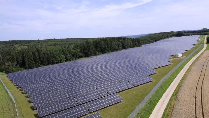 Das Foto zeigt den Solarpark Leibertingen, der von EnBW 2009 in Betrieb genommen wurde. - © EnBW/Uli Deck
