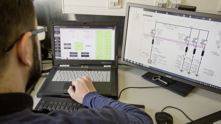 Techniker haben nachgewiesen, dass automobile Batteriespeicher in weniger als 100 Millisekunden auf eine sich ändernde Frequenz reagieren.