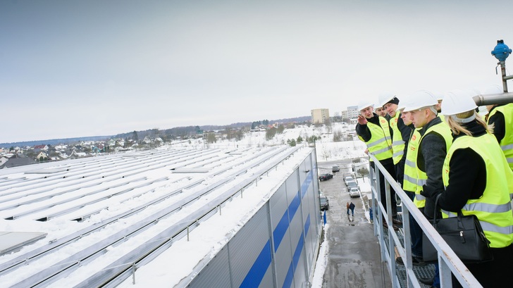 Die bisher größte Solardachanlage des Baltikums wurde in Litauen eingeweiht. - © Tomas Luksys
