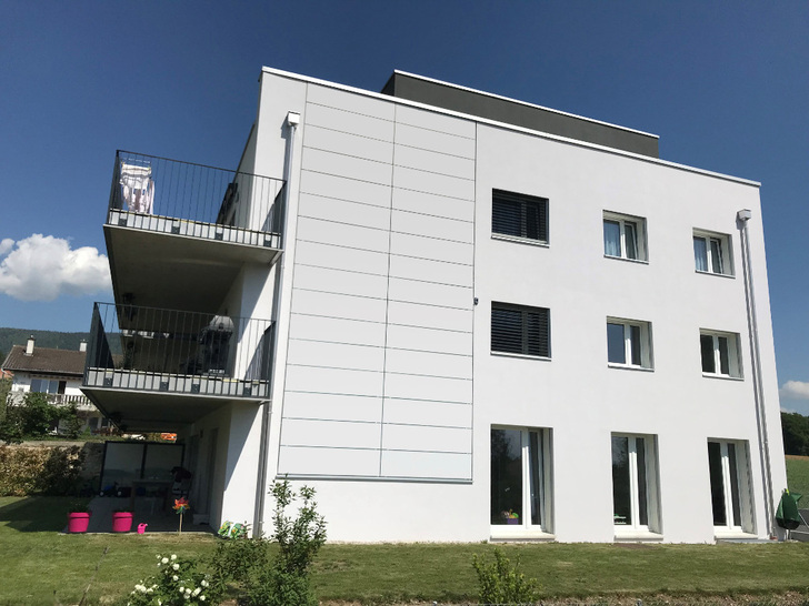 Die weißen Module fügen sich perfekt in die bestehende Putzfassade ein.