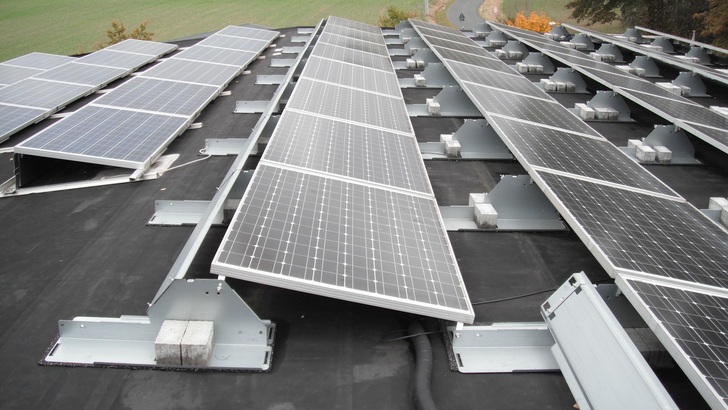 Ballastierte Flachdachanlagen können wandern - aufgrund von Temperaturschwankungen.