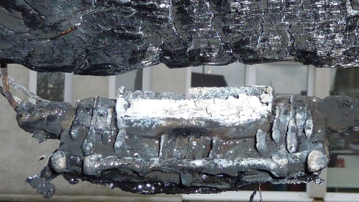 Die Leitung für den Kurzschluss hat dem Brand standgehalten und die Anlage gesichert.