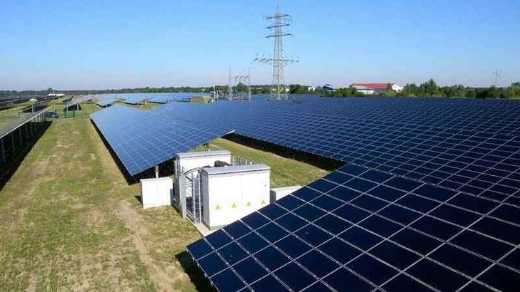 Große Solarparks liefern günstig Strom.