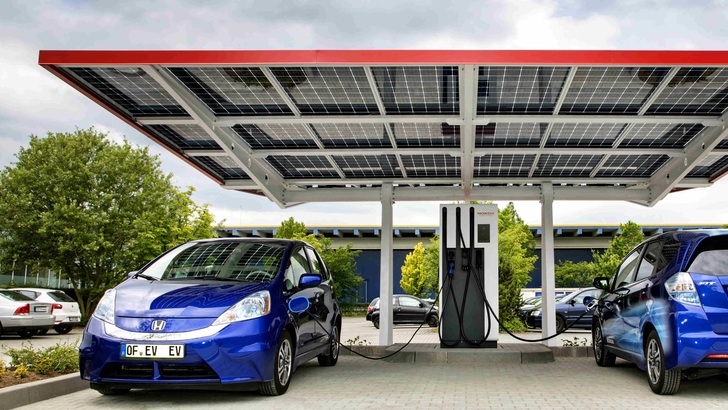 Elektromobilität und Photovoltaik gehören zusammen. - © Clickcon
