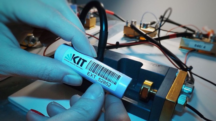 Das Schnellladesystem setzt auf langlebige Lithiumzellen und einen vergleichsweise starken Ladestrom.