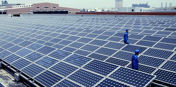 Eine Aufdachanlage auf dem Werk von Hanwha.