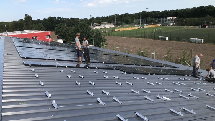 Ökopower für das Flutlicht: Die Photovoltaikanlage leistet knapp 100 Kilowatt. - © Schmidtlein Solartechnik
