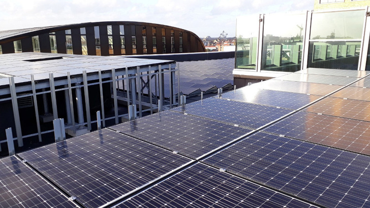 Die Photovoltaikanlage auf dem Dach ist das Herz des neuen Sitzes des flämischen Regionalparlaments in Brüssel. - © Linea Trovata
