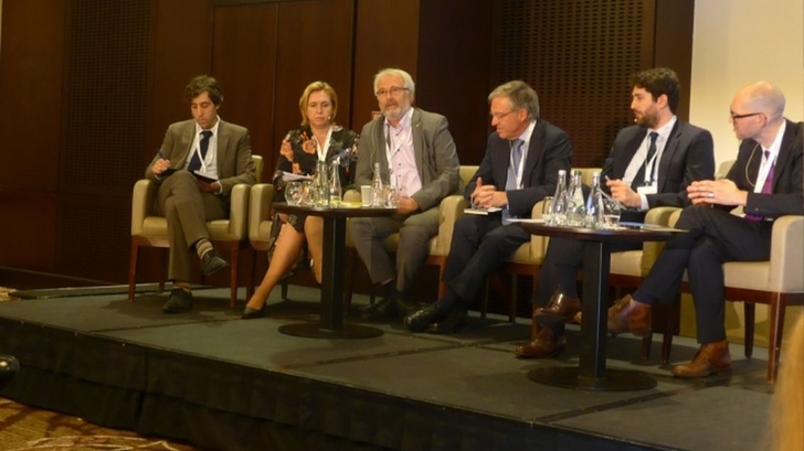 Expertenpodium auf dem Solar Power Summit in Brüssel.