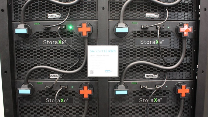 Je größer die Stromspeicher, desto geringer sind die Preise je Kilowattstunde.