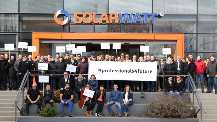 Start der Demonstranten am Solarwatt-Werk in Dresden-Klotzsche. - © Solarwatt
 Start der Demonstranten am Solarwatt-Werk in Dresden-Klotzsche.