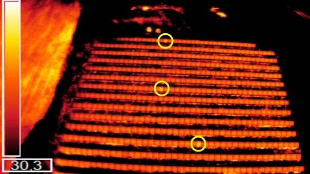 Mit der Wärmebildkamera lassen sich auf den Modulen Hotspots entdecken, die zu Leistungseinbußen führen. - © HS Coburg
