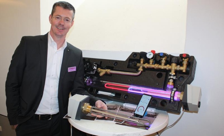 Andreas Pirner präsentiert das Heizsystem von Askoma.