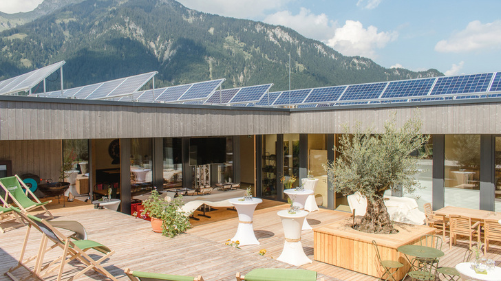 Der Holzbau mit dem solaren Energiekonzept überzeugte die Jury, das neue Domizil von Aromapflege mit dem Tiroler Holzbaupreis auszuzeichnen.