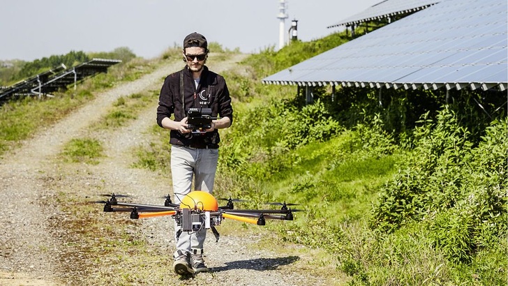 Einsatz einer Drohne am Solarpark. - © Drobotec
