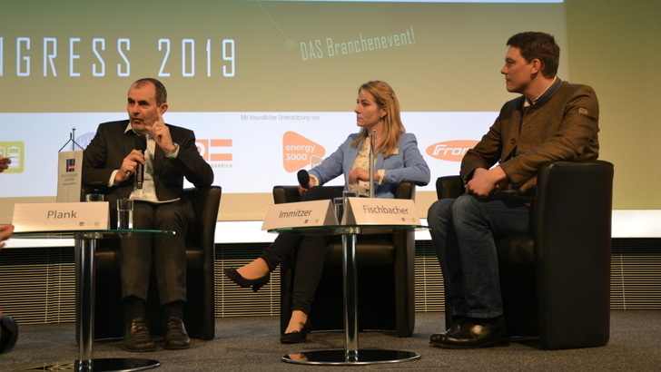 Josef Plank, Generalsekretär des BMNT, und Vera Immitzer, Geschäftsführerin von PV Austria, debattieren zusammen mit Matthias Fischbacher, Geschäftsführer des Photovoltaikunternehmen Dafi, wie die Rahmenbedingungen für deie Photovoltaik zu gestalten sind.