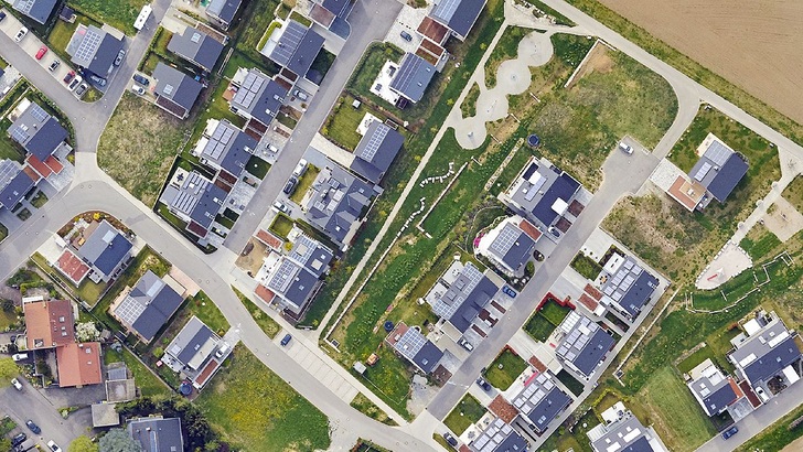 Die Luftaufnahme von Waiblingen zeigt Häuser im Ahornweg. - © AEE/Stadt Waiblingen
