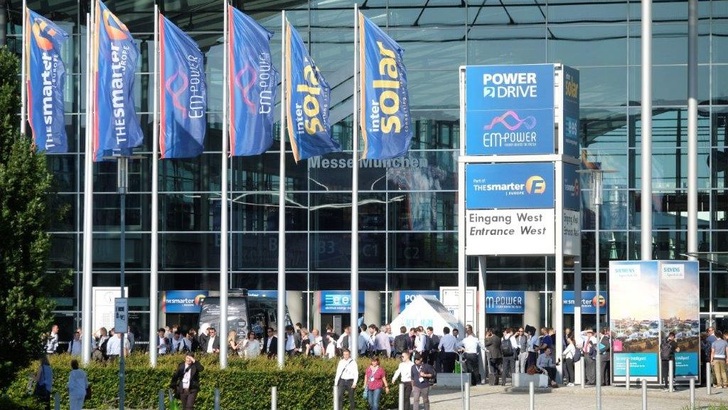 Viele Innovationen bei Wechselrichtern werden auf der Intersolar zu sehen sein. - © The Smarter E Europe
