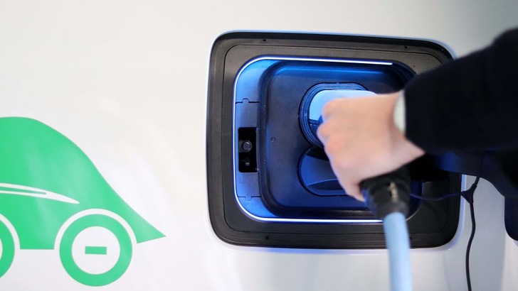 Wenn viele Kunden ihr E-Auto gleichzeitig laden, können Netzengpässe entstehen.