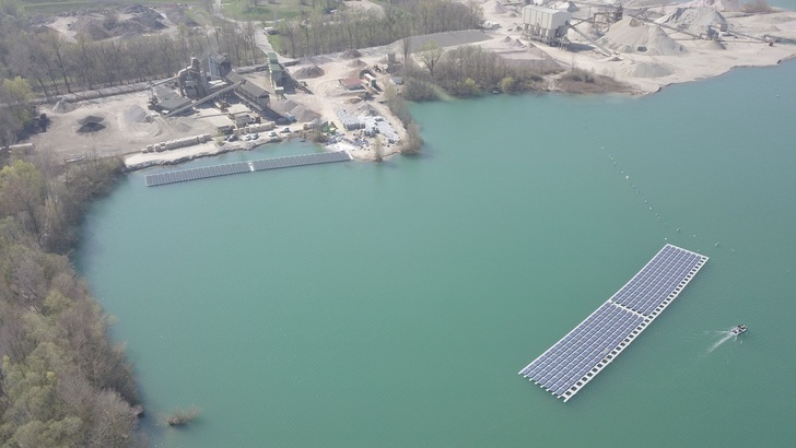 Rund ein Viertel der Module schwimmen bereits auf dem Baggersee. - © Foto: Erdgas Südwest GmbH
 Rund ein Viertel der Module schwimmen bereits auf dem Baggersee.