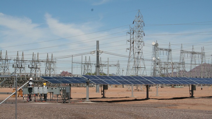In der Testanlage in Arizona/USA wird das Betriebsverhalten von bifazialen Modulen unter Wüstenklima beobachtet. - © TÜV Rheinland
