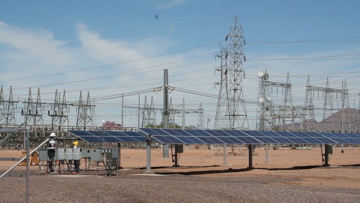 In der Testanlage in Arizona/USA wird das Betriebsverhalten von bifazialen Modulen unter Wüstenklima beobachtet.