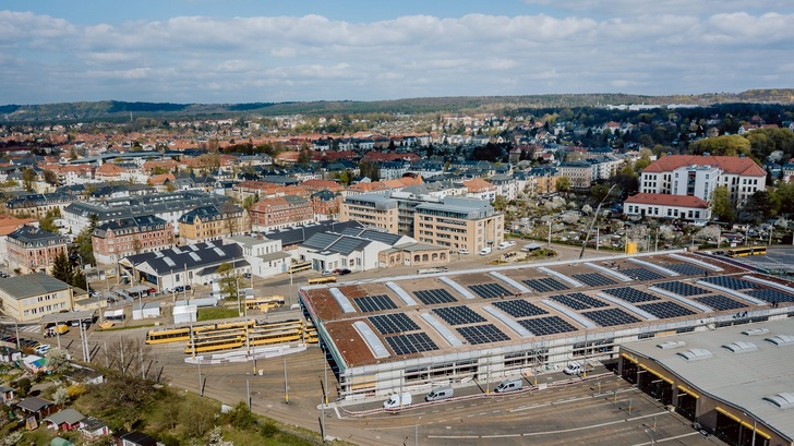 Der Betriebshof Trachenberge versorgt sich selbst zukünftig mit Solarstrom. - © Foto: Ben Gierig/Solarwatt
